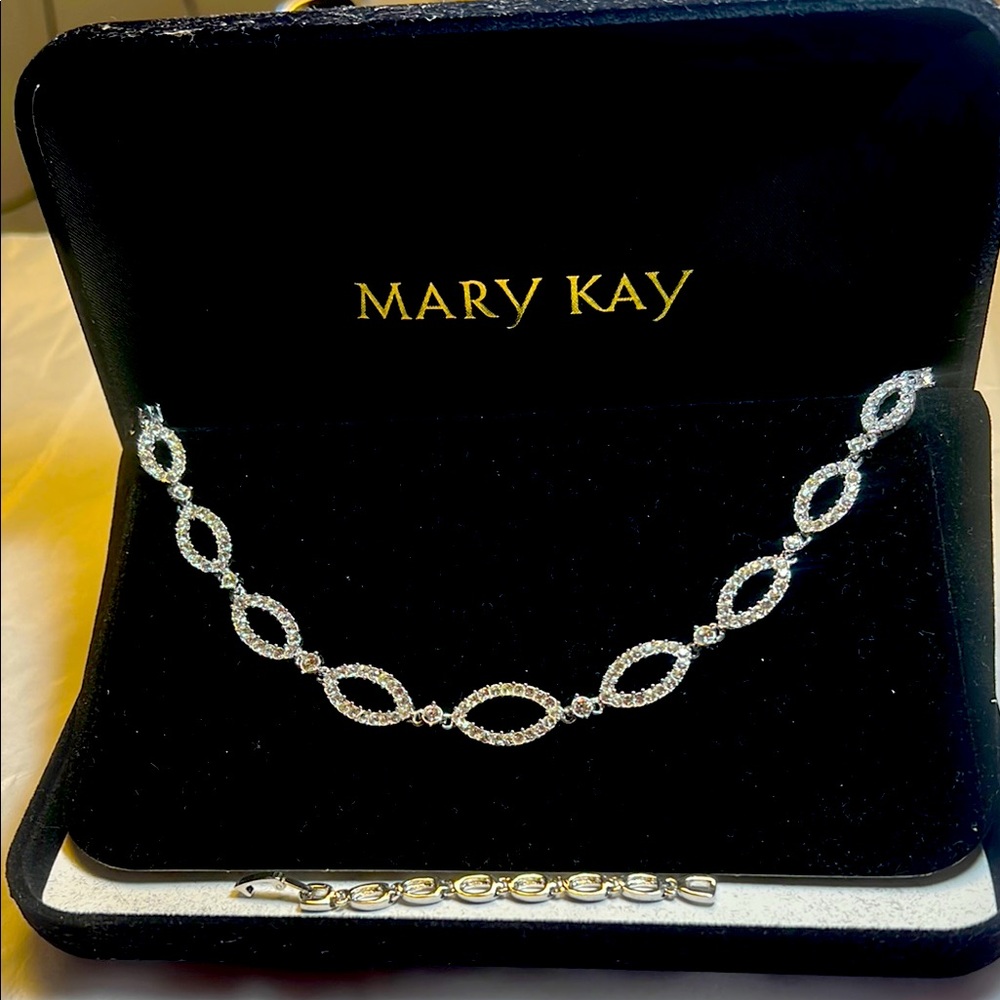 Mary Kay Vintage NWOT Silver Tone Chain Necklace & CZ’s with Polished Finish